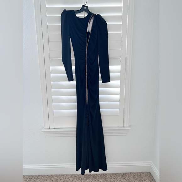 Helsi Chiara Long-Sleeve Asymmetric Keyhole Gown - Picture 2 of 4